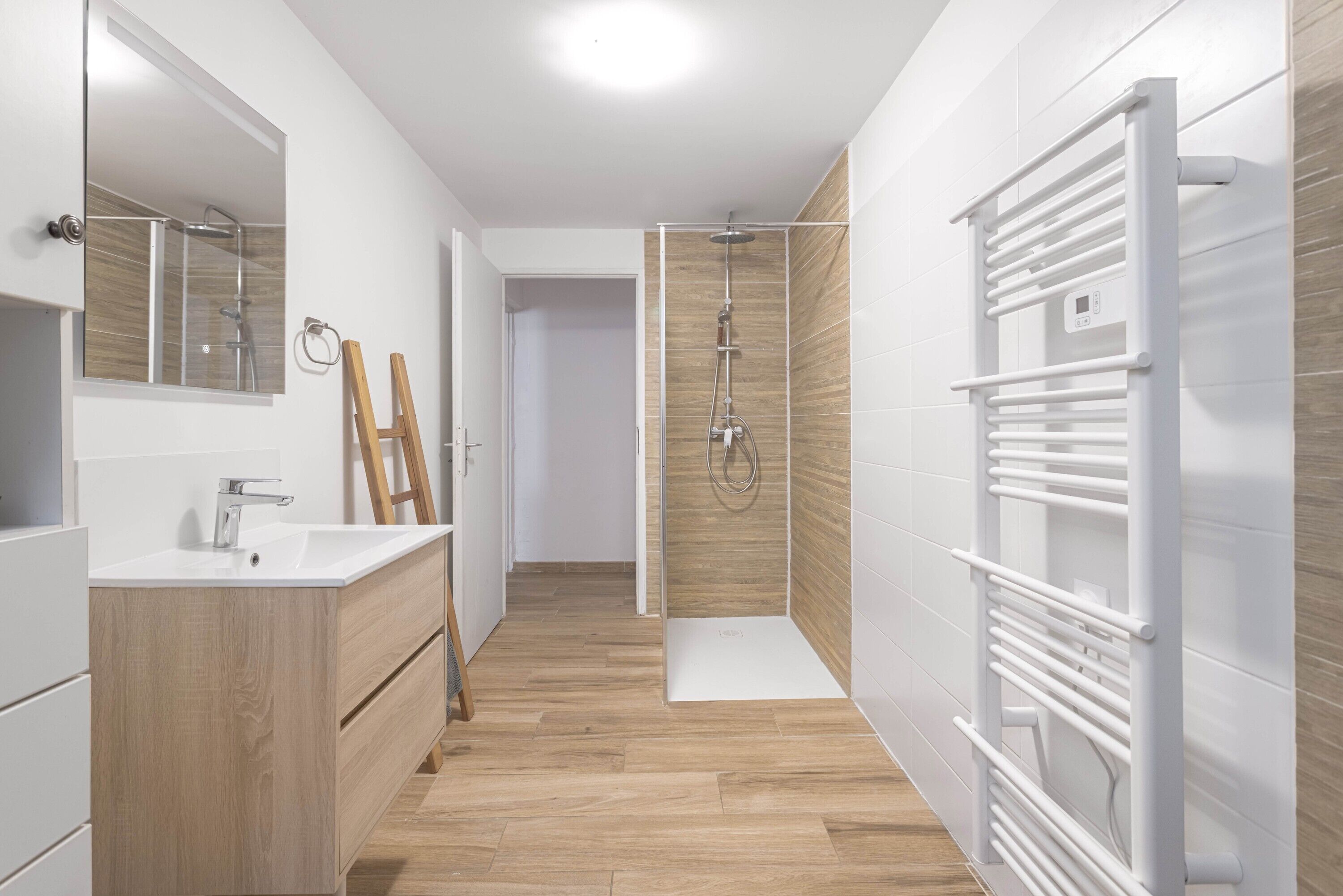 Een douche, een haardroger, handdoeken