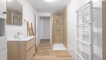 Een douche, een haardroger, handdoeken