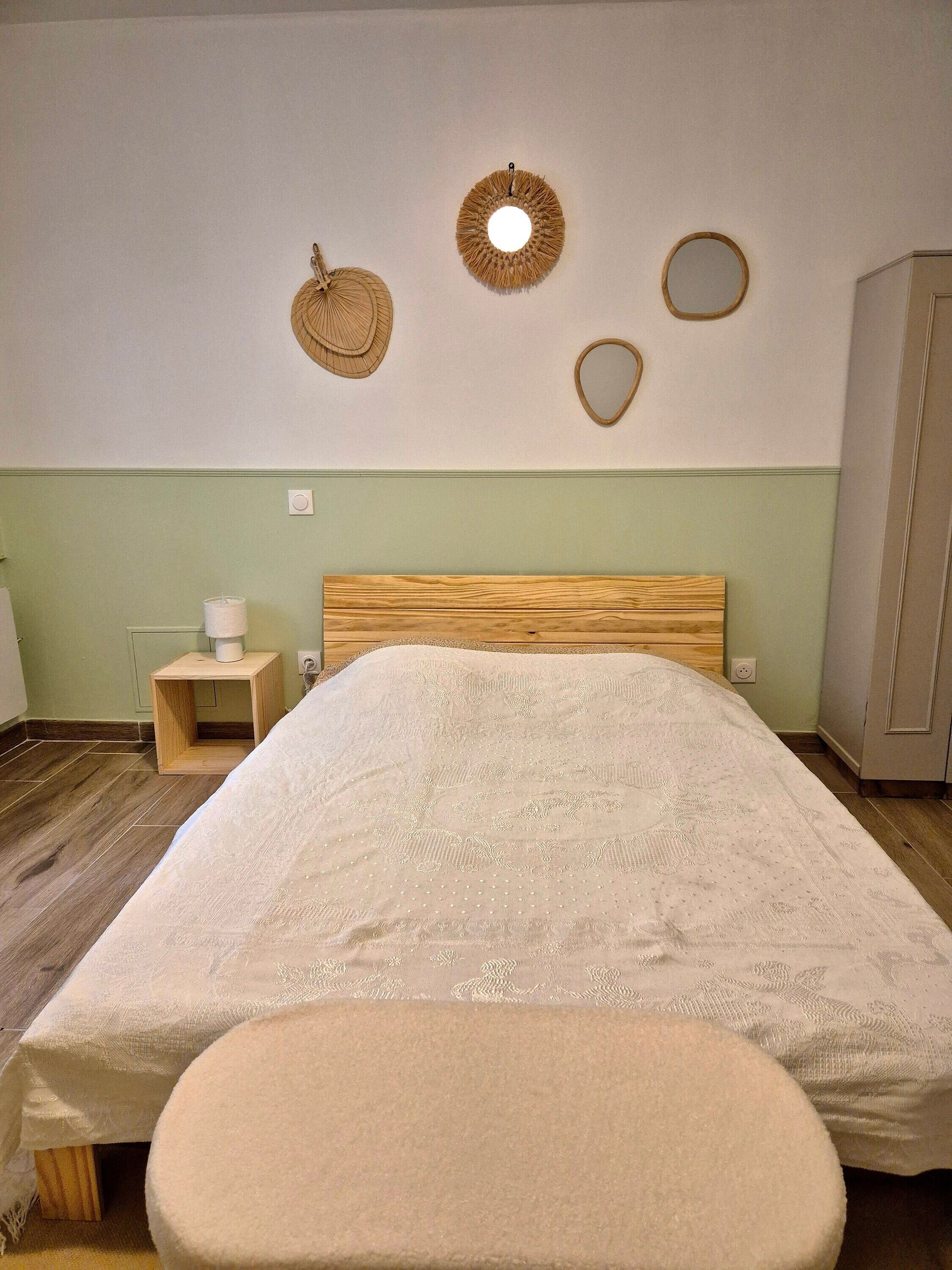 Een strijkplank/strijkijzer, wifi, beddengoed