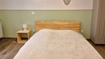 Een strijkplank/strijkijzer, wifi, beddengoed