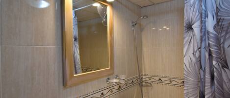 Secadora de cabello, toallas, papel de baño
