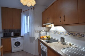 Fridge, microwave, oven, stovetop - Corinto Apartment, 100m from Burriana Beach (Nerja)