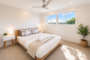 4 bedrooms, iron/ironing board, WiFi, bed sheets - Elegant Modern Home in Park Ridge | Light-Filled Living (Park Ridge)