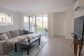 TV - Elegant Modern Home in Park Ridge | Light-Filled Living (Park Ridge)