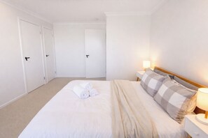 4 bedrooms, iron/ironing board, WiFi, bed sheets - Elegant Modern Home in Park Ridge | Light-Filled Living (Park Ridge)