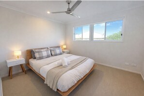 4 bedrooms, iron/ironing board, WiFi, bed sheets - Elegant Modern Home in Park Ridge | Light-Filled Living (Park Ridge)