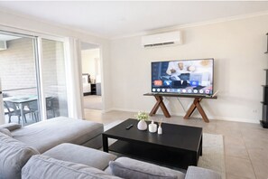 Iron/ironing board, WiFi, bed sheets - Elegant Modern Home in Park Ridge | Light-Filled Living (Park Ridge)