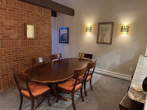 Dining - Fox Hollow 2 BR ski condo perfectly located for Killington and Pico mountains (Mendon)