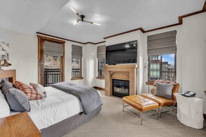 Appartement, meerdere bedden, open haard, uitzicht op bergen (Sunrise Gondola Lodge) | 3 slaapkamers, individueel gedecoreerd, individueel gemeubileerd