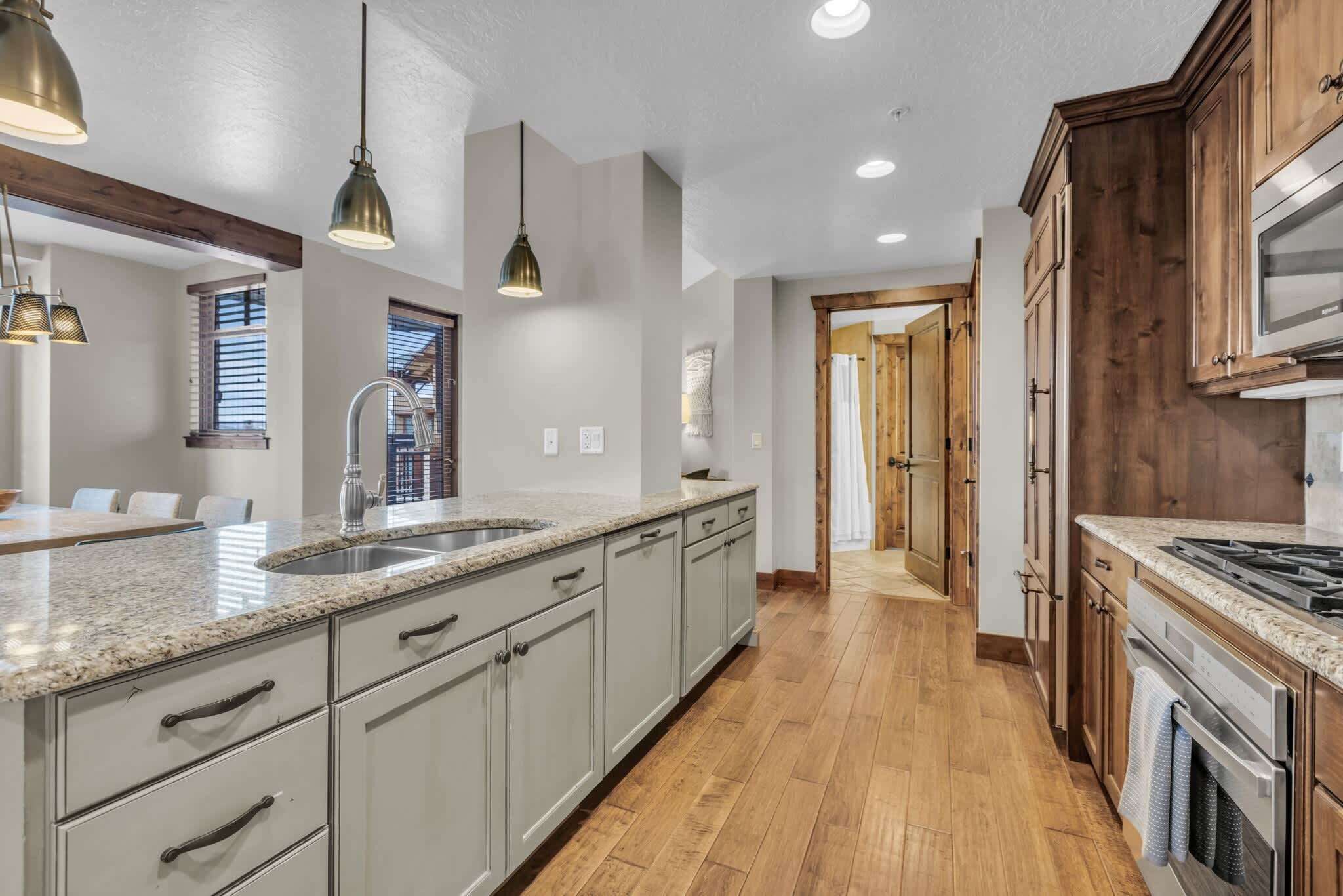 Condo, Multiple Beds, Fireplace, Mountain View (Sunrise Gondola Lodge) | Private kitchen