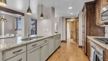 Condo, Multiple Beds, Fireplace, Mountain View (Sunrise Gondola Lodge) | Private kitchen