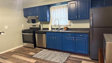 Kjøleskap og kokeplater