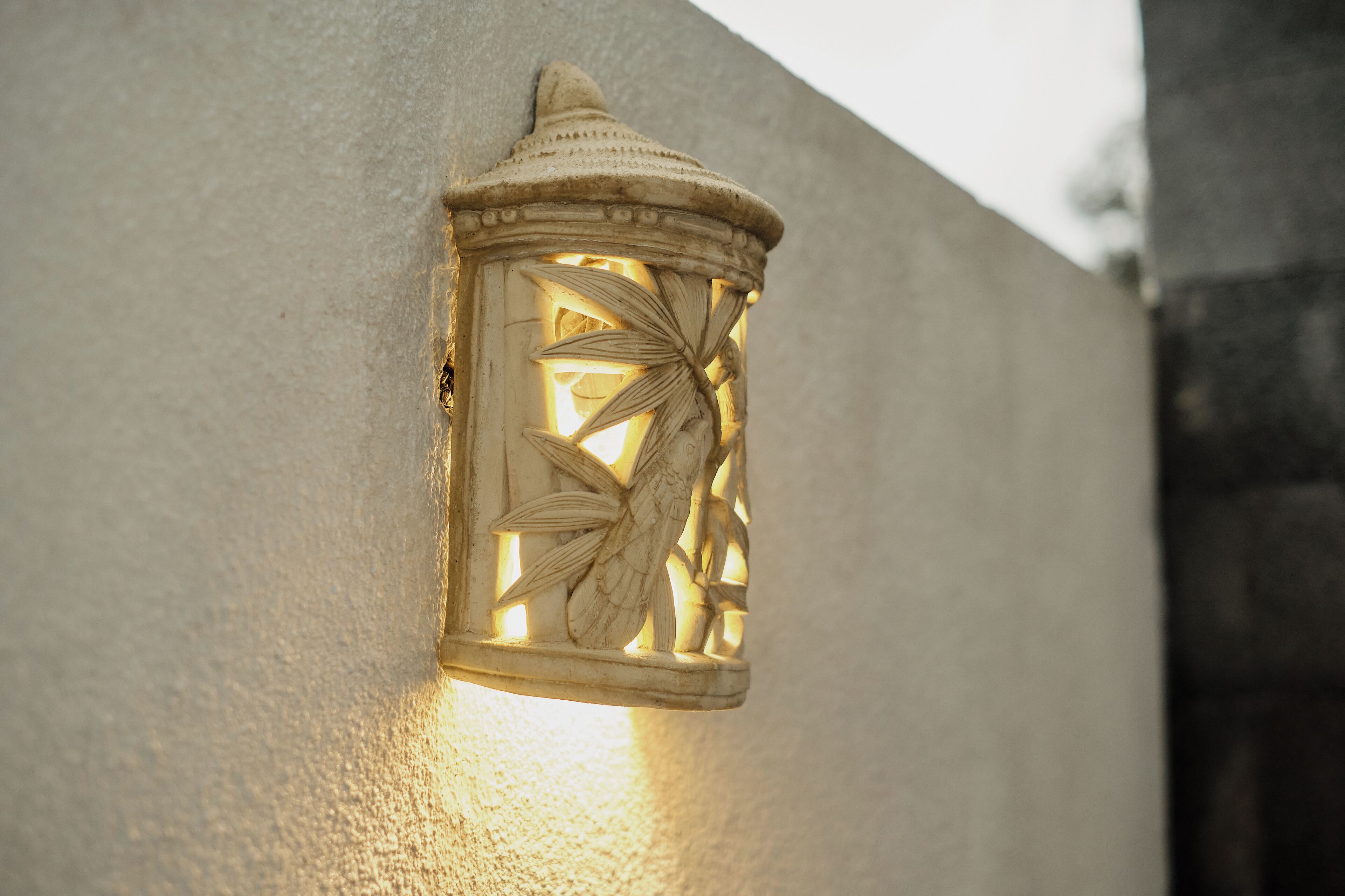 Arandela de parede com design decorativo.