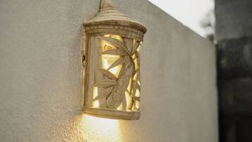 Arandela de parede com design decorativo.