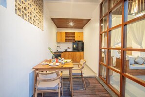 Romantic Villa, Private Pool | Private kitchen | Fridge, stovetop, dishwasher, electric kettle - Umah Kawan Ubud (Ubud)