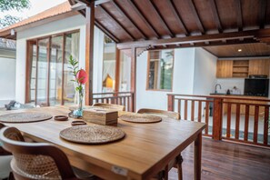 Honeymoon Villa, Private Pool | Private kitchen | Fridge, stovetop, dishwasher, electric kettle - Umah Kawan Ubud (Ubud)