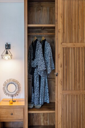 Honeymoon Villa, Private Pool | Minibar, in-room safe, desk, laptop workspace - Umah Kawan Ubud (Ubud)