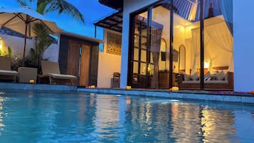 Romantisk villa, privat basseng | Minibar, safe på rommet, skrivebord og skrivebord for bærbar PC