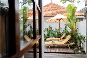 สระว่ายน้ำกลางแจ้ง