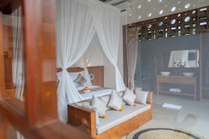 Villa romántica, piscina privada | Minibar, caja fuerte, escritorio y espacio para trabajar con un portátil