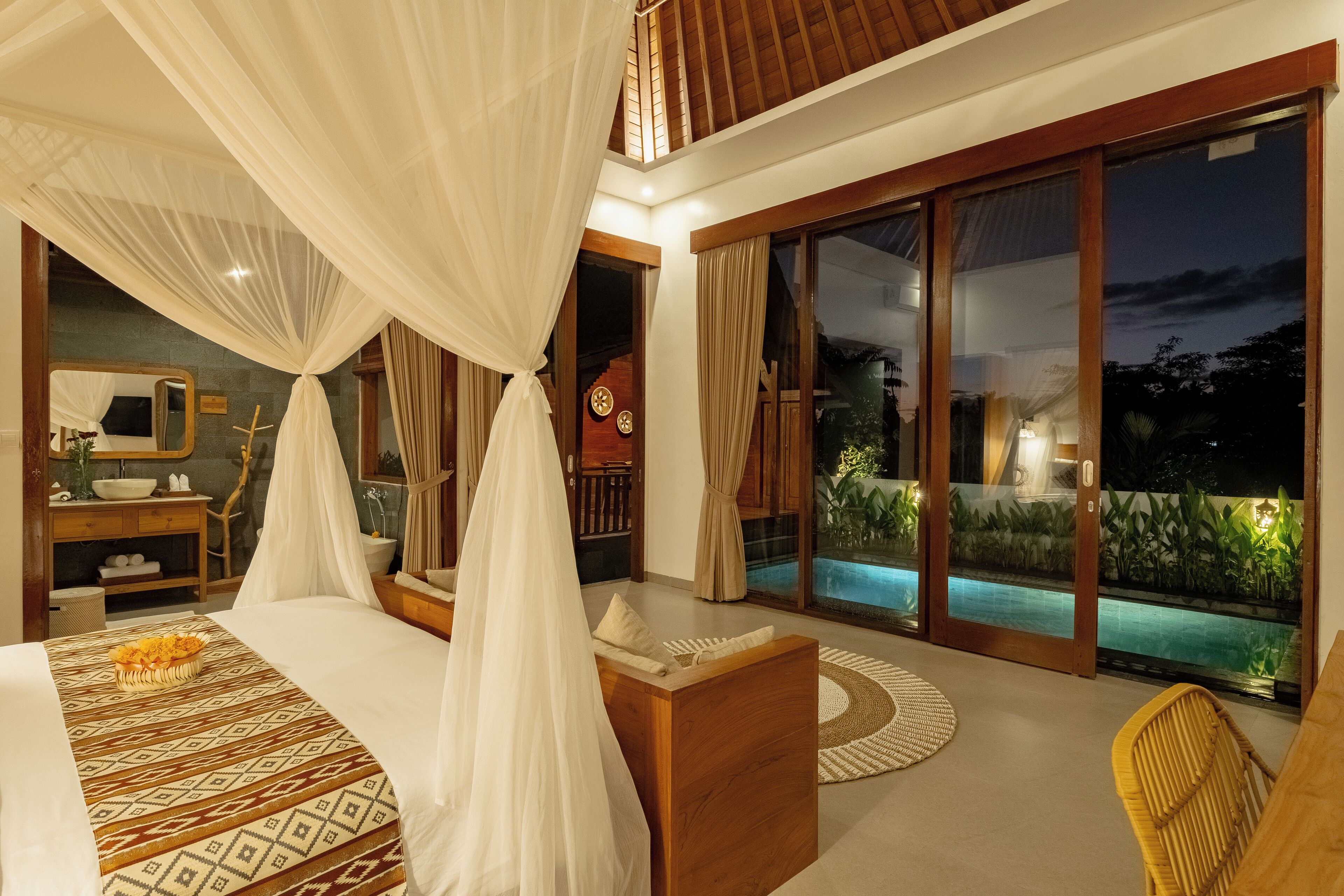 Villa de luna de miel, alberca privada | Minibar, caja de seguridad en la habitación y escritorio 