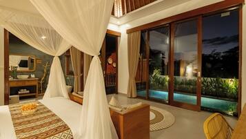 Villa de luna de miel, alberca privada | Minibar, caja de seguridad en la habitación y escritorio