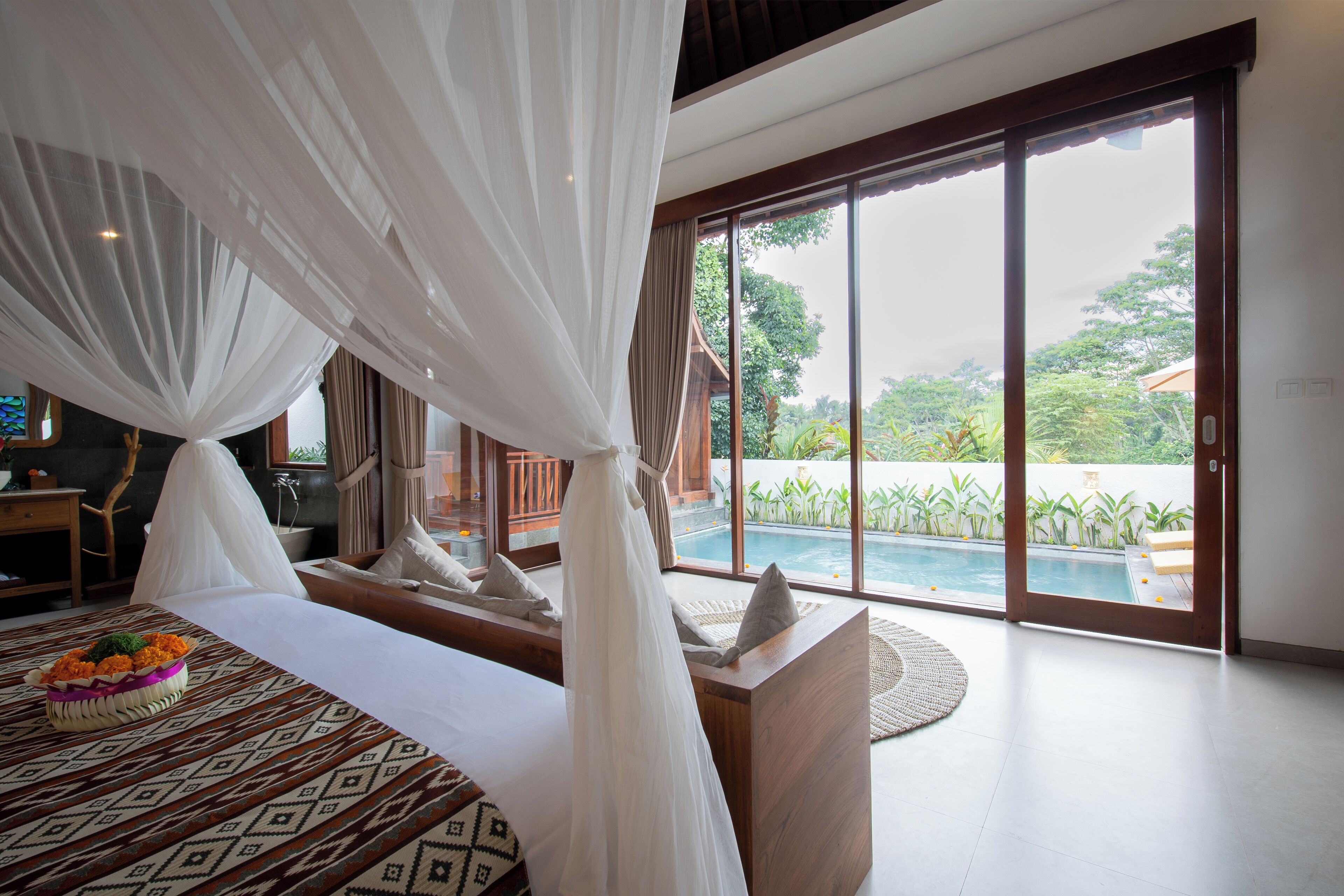 Minibar, coffres-forts dans les chambres, bureau