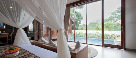 Vila Bulan Madu, kolam renang pribadi | Minibar, brankas, meja kerja, dan ruang kerja ramah laptop