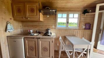 Een koelkast, een kookplaat, een koffiezetapparaat/waterkoker