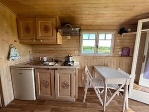 Réfrigérateur, plaque de cuisson, cafetière/bouilloire