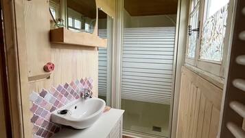 Een douche, toiletpapier