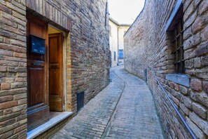 Exterior - GuestHost - A comfortable 64 square meters apartment, perfect for three people, located on the ground floor of a historic building with a private entrance.The property is located in the heart of Urbino's historic center (limited traffic zone). It also en (Urbino)