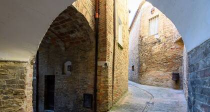 GuestHost - A comfortable 64 square meters apartment, perfect for three people, located on the ground floor of a historic building with a private entrance.The property is located in the heart of Urbino's historic center (limited traffic zone). It also en