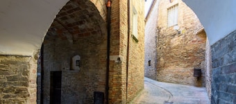 GuestHost - A comfortable 64 square meters apartment, perfect for three people, located on the ground floor of a historic building with a private entrance.The property is located in the heart of Urbino's historic center (limited traffic zone). It also en