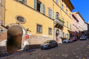 Exterior - GuestHost - A comfortable 64 square meters apartment, perfect for three people, located on the ground floor of a historic building with a private entrance.The property is located in the heart of Urbino's historic center (limited traffic zone). It also en (Urbino)
