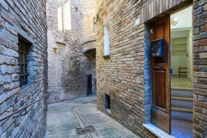 Exterior detail - GuestHost - A comfortable 64 square meters apartment, perfect for three people, located on the ground floor of a historic building with a private entrance.The property is located in the heart of Urbino's historic center (limited traffic zone). It also en (Urbino)