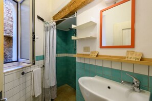 Shower, towels - GuestHost - A comfortable 64 square meters apartment, perfect for three people, located on the ground floor of a historic building with a private entrance.The property is located in the heart of Urbino's historic center (limited traffic zone). It also en (Urbino)