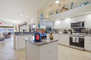 Fridge, microwave, oven, stovetop - Gulf Access • 7 Smart TVs • FREE HTD Pool • 4 Kayaks • Fish+Beach Gear • Dog OK! (Cape Coral)