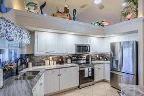 Private kitchen - Gulf Access•FREE Heated Pool•Boat Lift•4 Kayaks•Fish & Beach Gear•Bikes•Fussball (Cape Coral)