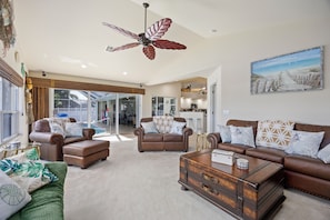 Smart TV, table football, books - Gulf Access•HTD Pool•4 Kayaks•Bikes•Fish/Beach Gear•Fenced Yard•Foosball•Dog OK (Cape Coral)