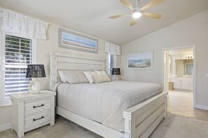 4 bedrooms, iron/ironing board, travel cot, free WiFi - Gulf Access•HTD Pool•4 Kayaks•Bikes•Fish/Beach Gear•Fenced Yard•Foosball•Dog OK (Cape Coral)