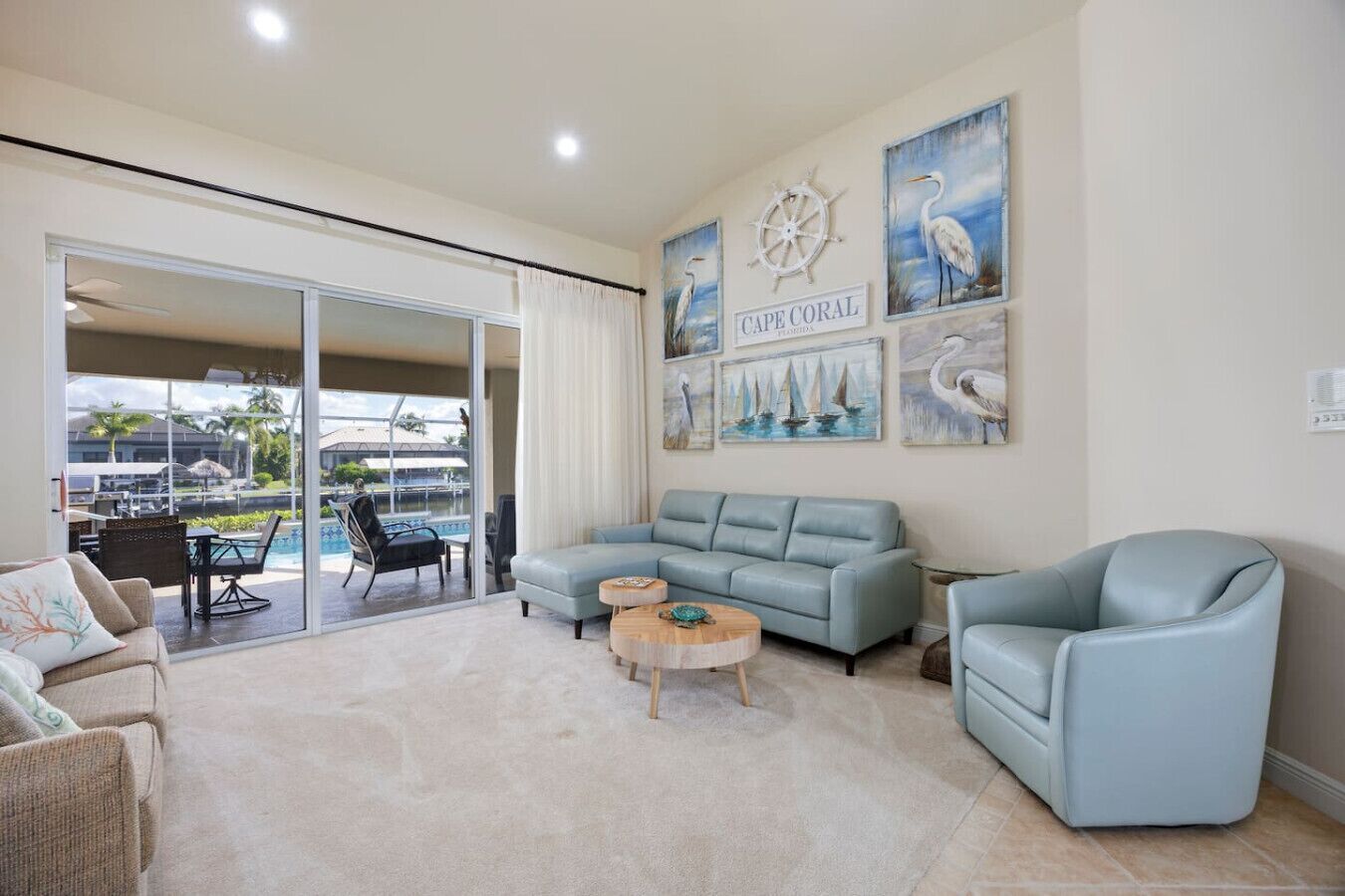 TV, tavolo da calcetto, libri