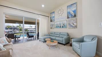 TV, tavolo da calcetto, libri