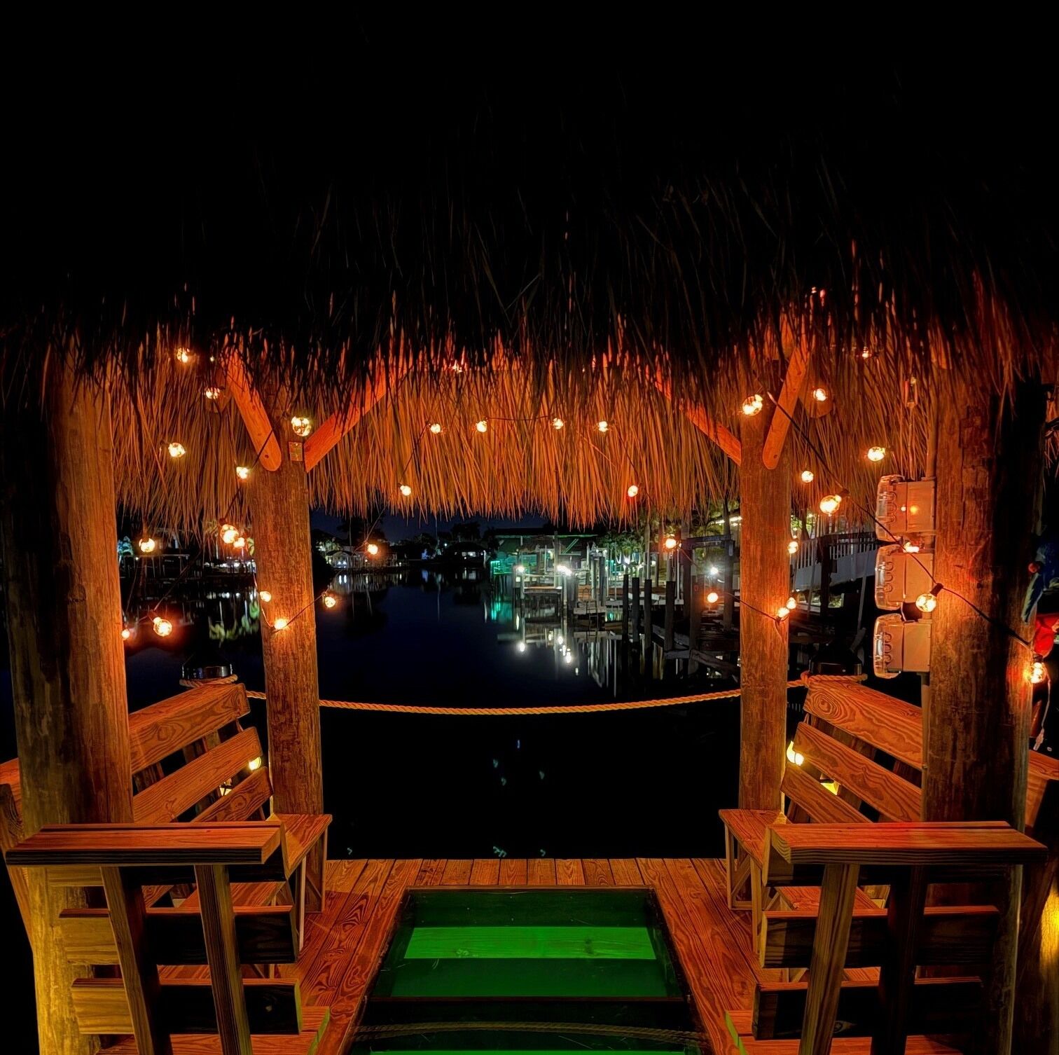 Utomhuspool och uppvärmd pool