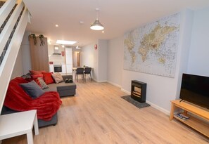 Smart TV - The RED KEEP-Fab City Location-Entire house -Gorgeous Townhouse. 2 Bed | 2 Bath. (Galway)