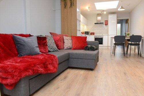 The RED KEEP-Fab City Location-Entire house -Gorgeous Townhouse. 2 Bed | 2 Bath.