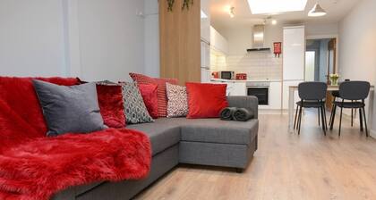 The RED KEEP-Fab City Location-Entire house -Gorgeous Townhouse. 2 Bed | 2 Bath.