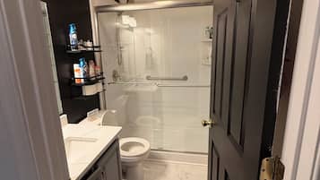 Een douche, een haardroger, handdoeken, zeep