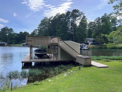 Peaceful: Waterfront 3 King Bed, 2 funtons ovr garage 2 Bath, Water Toys Firepit