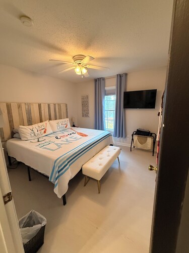 Peaceful - Waterfront 3 Bed, 2 Bath, Water Toys, Firepit.